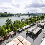 アパート Adm Promenade Loft Maisonette - Parking Garage ブラチスラヴァ